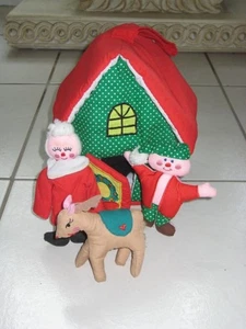 Vintage Stoff Weihnachtshaus mit Frau, Claus, Elfe Rentier Spielset - Bild 1 von 7