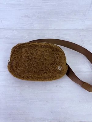 Bolso Cinturón Lululemon Everywhere Vellón Sherpa Caramelo Quemado 2L Viaje Exterior Foto 1 de 4