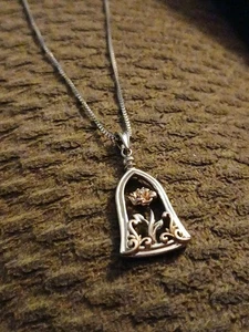 Verzauberter Disney Belle Diamant Akzent Rose Anhänger in Sterlingsilber & 10k Y.G  - Bild 1 von 18