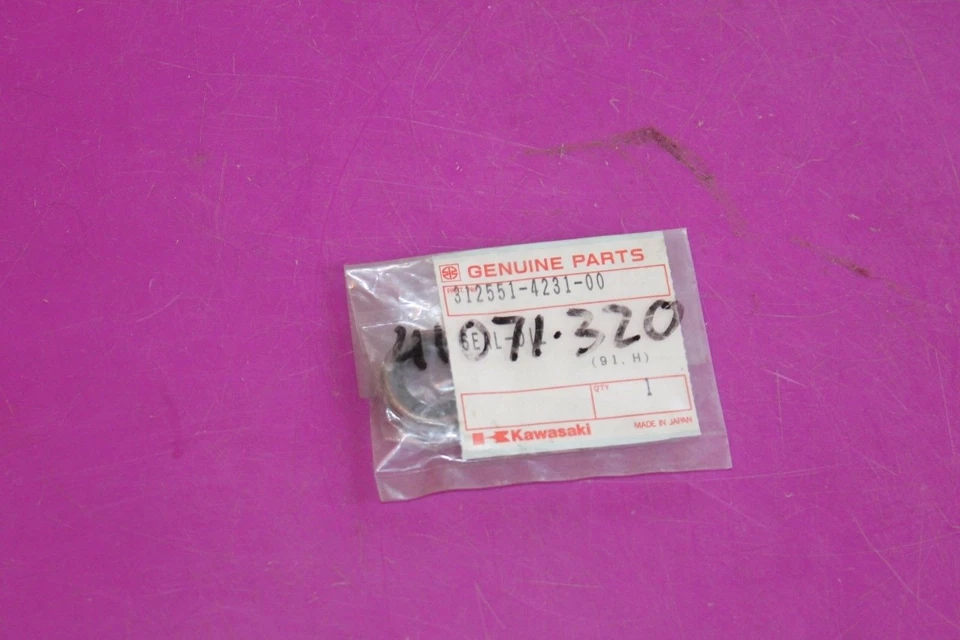 Масляное уплотнение Kawasaki. Деталь 312551-4231-00. Приобретено в закрытом дилерском центре.  - Изображение 1 из 1