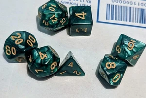 Set 7 dadi verde smeraldo Poly RPG DnD Dungeons Dragons AD&D Pathfinder d20 - Foto 1 di 1
