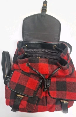 Mochila a cuadros negra y roja con correas ajustables para el hombro Foto 1 de 4