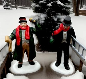 Juego de 2 Dickens Village Dept 56 pintado a mano “Town Crier & Chimney Sweep” #5569-7 - Imagen 1 de 7