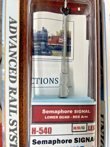 SEMAPHORE SIGNAL - LOWER QUADRANT - RED ARM on RELAY BASE - LED LIGHTS BRASS NEW - Picture 1 of 4