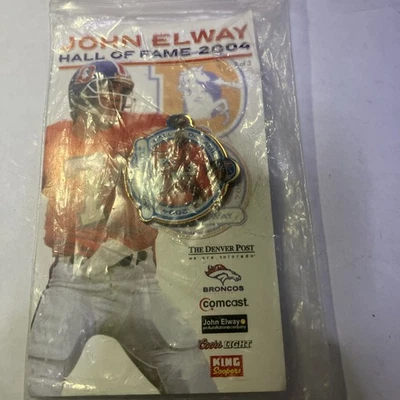 2004 Salón de la Fama Denver Broncos John Elway # 2 de 3 pin de solapa Denver Post NFL Foto 1 de 3