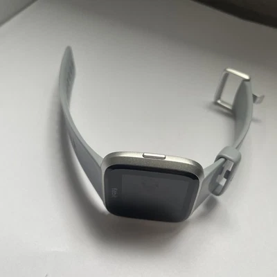 Fitbit Versa Smartwatch Fb504 Silver Case/small Band No Charger - Imagem 1 de 4