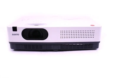 Sanyo PLC-XD2600 LCD Projektor Beamer 2600 Ansi-Lumen 500:1 XGA 1024x768 - 641 h - Bild 1 von 4