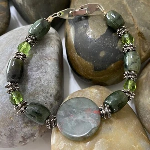 Pulsera artesanal de jaspe verde y cuentas de piedra de plata de ley - Imagen 1 de 3