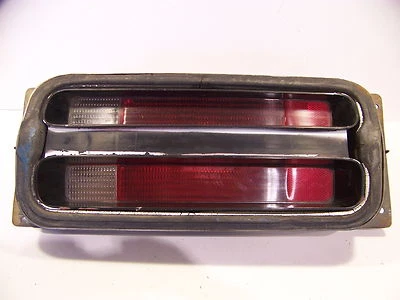 PLYMOUTH DUSTER 1970 LUZ TRASERA CARCASA Y LENTE FABRICANTE DE EQUIPOS ORIGINALES DIESTRO Foto 1 de 4