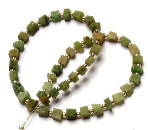 Piedras preciosas de esmeralda natural tamaño de 4 a 5 mm cuentas en forma de pepita sin pulir hilo de 12" - Imagen 1 de 6
