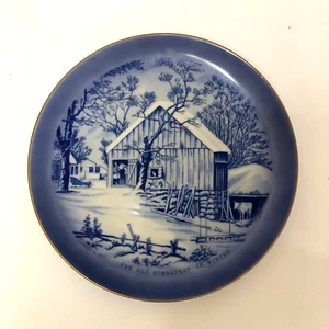 Currier & Ives "LA VIEJA GRANJA EN INVIERNO" Plato de Coleccionistas Decoración Azul Japón - Imagen 1 de 2