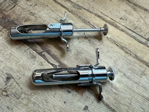 VINTAGE PFIZER SURGERY SYRINGE STAINLESS STEEL ANESTHESIA MEDICINE SET OF 2 (10C - Picture 1 of 4
