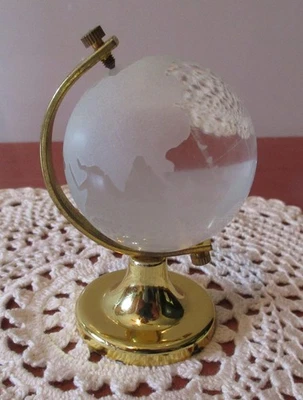 Mini globo de vidrio grabado vintage sobre soporte tono dorado de 3" Foto 1 de 3