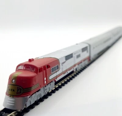 Z Gauge Scale USA Santa Fe Diesel Locomotive Passenger Coaches Model Rail Train - Image 1 of 4