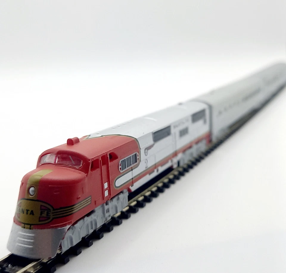 Z Gauge Scale USA Santa Fe Diesel Locomotive Passenger Coaches Model Rail Train - Image 1 of 4