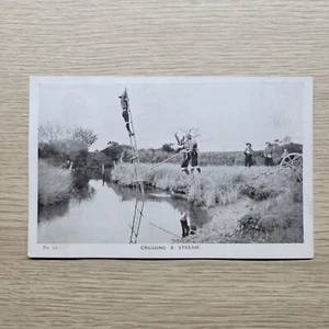 Cartolina antica boy scout che attraversano un torrente - Foto 1 di 2