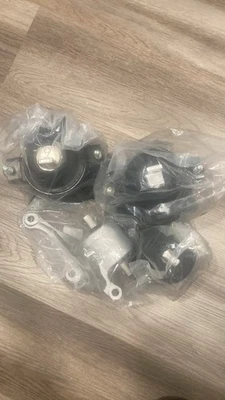 2005-2008 ACURA RL СОВЕРШЕННО НОВЫЙ 4 ИЗДЕЛИЯ OEM КРЕПЛЕНИЯ ДВИГАТЕЛЯ... НИКОГДА НЕ ОТКРЫВАЛСЯ НИКОГДА НЕ ИСПОЛЬЗОВАЛСЯ!! - Изображение 1 из 4