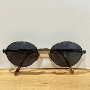 Gafas de sol Gucci para mujer ovaladas hechas en Italia marco verde oscuro/impresión de leporada - Imagen 1 de 5