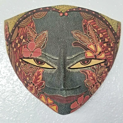 Máscara Batik Madera Tallada Mariposa Java Bali Indonesia 11 en Comercio Justo Vendedor de EE. UU.  Foto 1 de 4