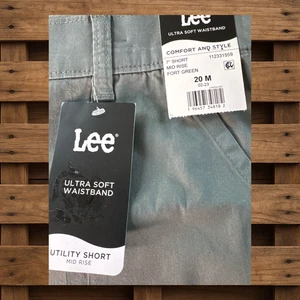 Lee Ultrasoft Bund 7' Mid-Rise Fort Green Utility Short Größe 20M Neu mit Etikett - Bild 1 von 5