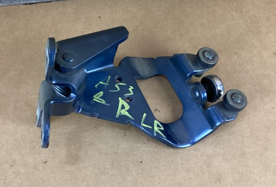 2011-2020 Toyota Sienna Rear Left Side Sliding Door Center Roller Hinge OEM - Image 1 of 4