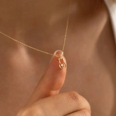 Collar colgante con forma de gato de diamantes reales de corte redondo de 0,02 quilates enchapado en oro amarillo de 14 quilates Foto 1 de 4