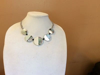 Colgante disco circular madreperla negro Kenneth Cole New York $85 KC7 Foto 1 de 3