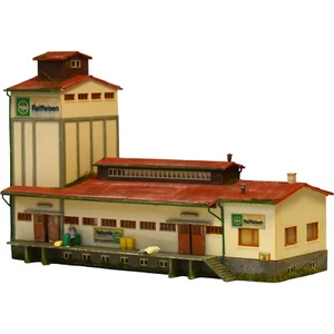 Diorama H0/1:87 Budynek Kibri Magazyn Raiffeisen Męska góra zielona patynowana - Zdjęcie 1 z 9
