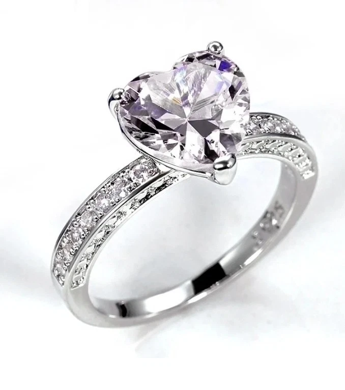 Anillo plateado de cobre blanco/incoloro en forma de corazón circonita cúbica talla 7 con incrustaciones blancas  Foto 1 de 1
