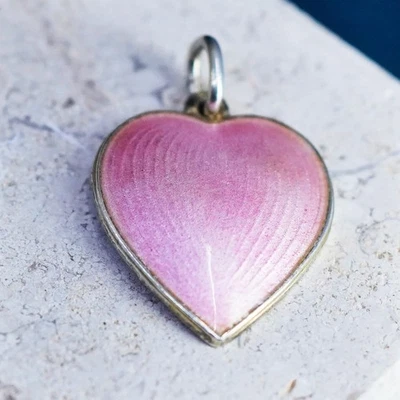 Antiguo colgante OPRO de plata de ley hecho a mano, corazón 925 con esmalte rosa Foto 1 de 4