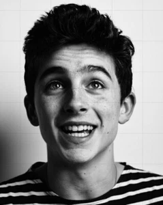 TIMOTHEE CHALAMET - 10" x 8" b/w Young Promotional Portrait Photograph - Imagen 1 de 1