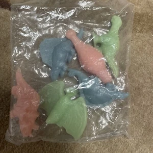 Lote de 6 dinosaurios de colores que brillan en la oscuridad ☼ juguetes de plástico de aproximadamente 1" nuevos en paquete - Imagen 1 de 4
