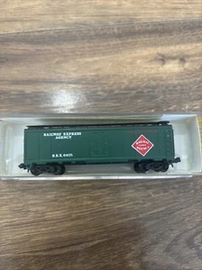 N Scale Model Power 3390 Refrigerator - Picture 1 of 5