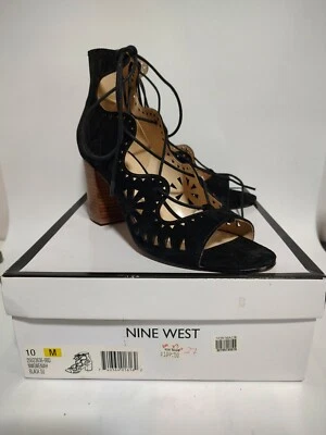 Salto anabela Nine West Gweniah recortes de camurça preta com cadarço biqueira aberta 3" - 10 M - Imagem 1 de 4