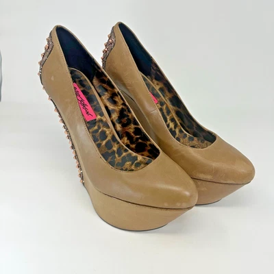 Betsey Johnson Latona Talla 7.5 Plataforma Tacones Cuña Desnudo Oro Rosa Bling y Tachuelas Foto 1 de 4