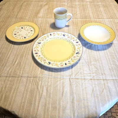 Louça de porcelana vintage Studio Nova Trellis, padrão branco floral. Exc Cond - Imagem 1 de 4