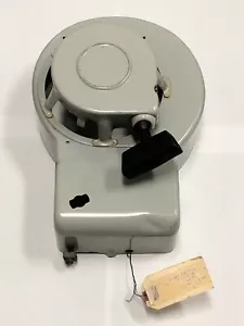 BRIGGS & STRATTON PARTE # 390270, MONTAJE DE REBOBINADO DE ARRANQUE (TIRÓN TRASERO DERECHO)-OEM - Imagen 1 de 5