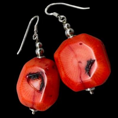 ORECCHINI PENDENTI AD AMO CON MADREPORA ROSSA ARANACIONE IN ARGENTO 925 DA DONNA - Immagine 1 di 4