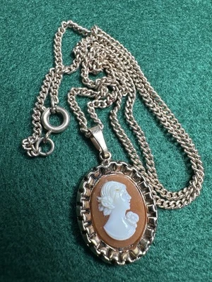 Pingente camafeu tom dourado e colar de 18 pol. em corrente alto relevo renascimento vitoriano - Imagem 1 de 4