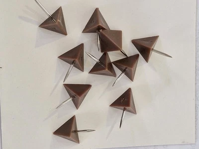 25 X Brown triangle shaped Push Pins Thumb Tacks Map Chart Notice Bulletin Board - Image 1 of 4