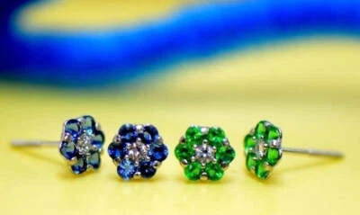 Aretes con flores de oro blanco de 14k con parte posterior atornillada Foto 1 de 4