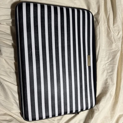 KATE SPADE New York Blanco y Negro Rayas Acolchado iPad MacBook Tablet Estuche con Cremallera Foto 1 de 4