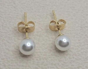 Weiße Perlen Ohrstecker 18 Karat Goldplättchen, riesig 5,5 bis 6 mm Barockimitat - Bild 1 von 4