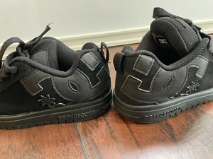 DC Kids' Court Graffik Leather Skateboarding Shoes CD4 Black/Black Size 2.5 Y2K - Picture 1 of 11