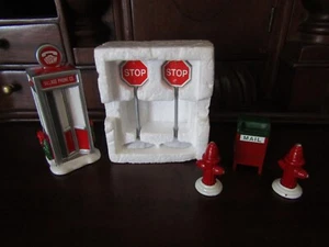 Lote de 6 accesorios Department 56 Village buzón/hidrante/señal de parada/teléfono público - Imagen 1 de 9