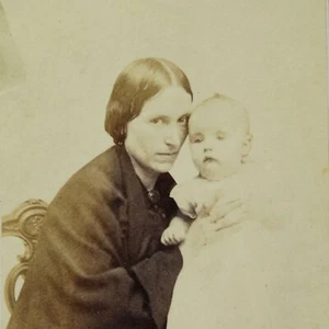 1860s ORIGINAL CDV PHOTO VICTORIAN WOMAN MOTHER HOLDING CHILD BOSTON 1G6 - Picture 1 of 4