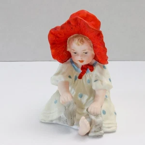 Antigua estatuilla bisque de niña gorro sentado Gebruder Heubach  - Imagen 1 de 8