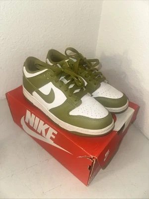 Talla 5Y - NIKE Dunk Low White Pacific Moss (FB9109-108) Cuero Oliva Foto 1 de 4