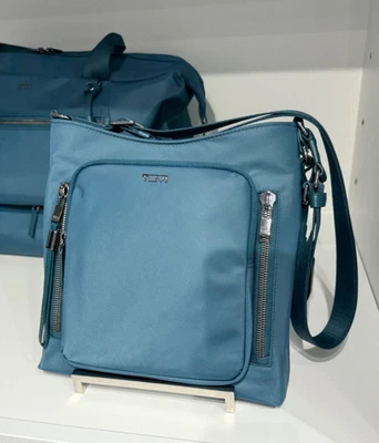 NUEVO Bolso Bandolera Tumi Voyageur TYLER 10.25” Nylon - LAGOON con PLATEADO Foto 1 de 4