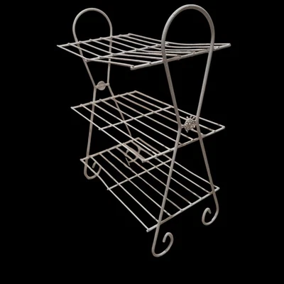 Estante vintage de 3 niveles blanco de hierro forjado para plantas 27x21x12 como nuevo Foto 1 de 4